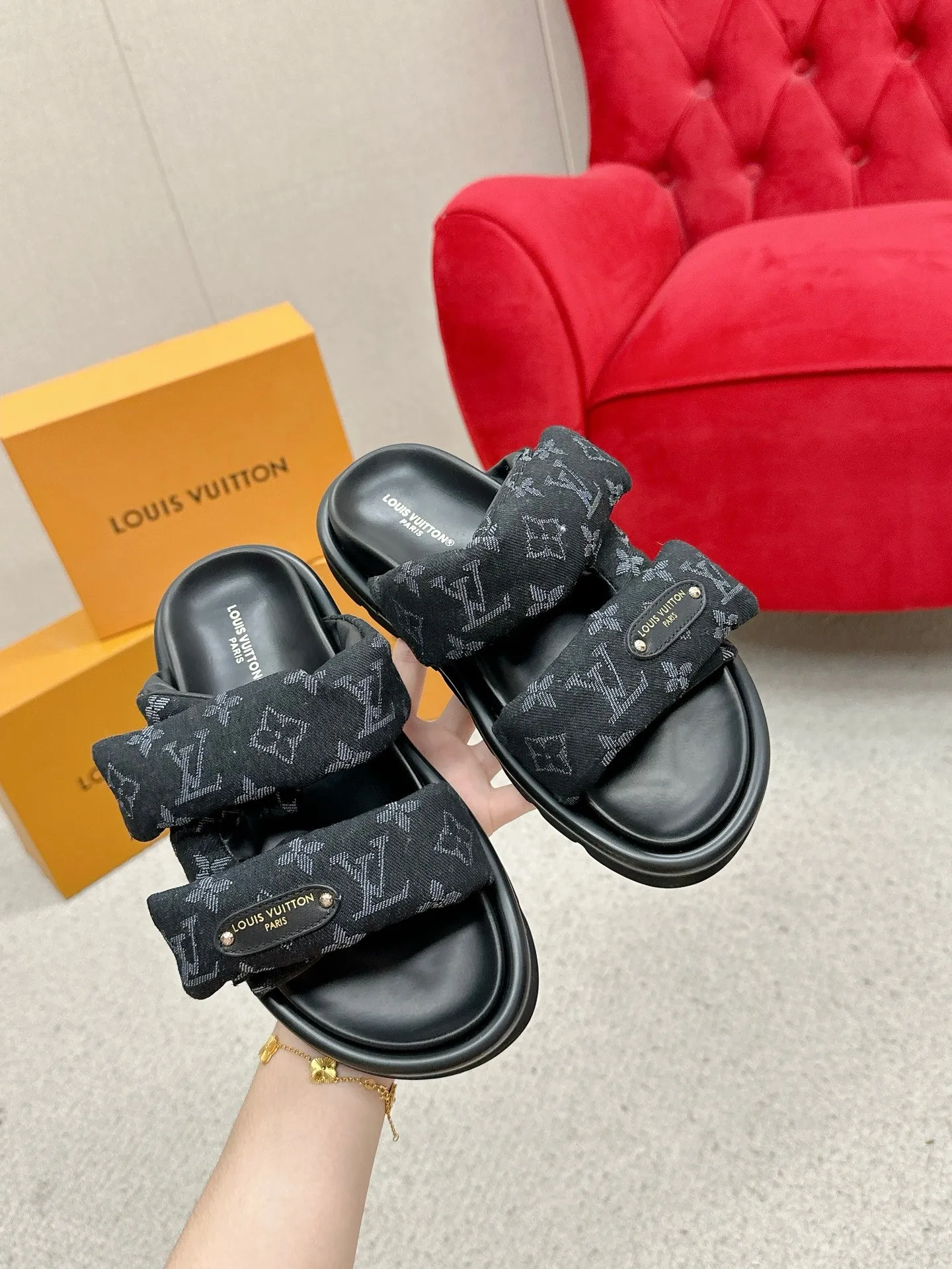 P340 yuan LV Louis Vuitton Full of high-end feel! A popular model among bloggers at home and abroad, it’s retro and fashionable, and looks stunning on your feet! Mainly recommended model on the official website★ ━━━━━ ЅᏇєєt ━━━━━ ▪️Upper: original calfskin ➕5D printing process ▪️Inner: imported mixed sheepskin ▪️Outsole: original molded foam outsole ▪️Size: Female 35-40 Men's 39-44 (women's 41 men's 45)